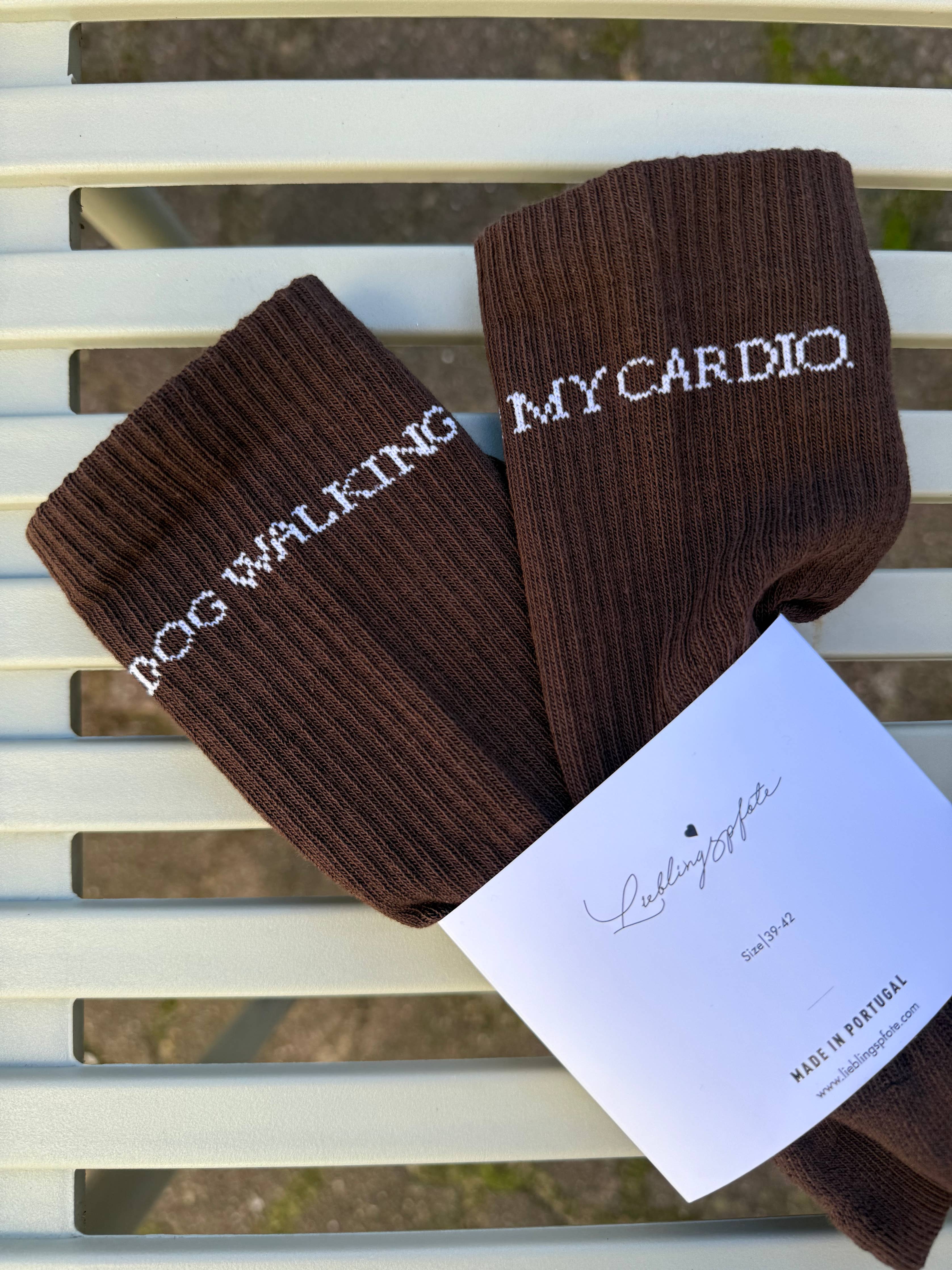 "DOG WALKING IS MY CARDIO" Socken Braun
