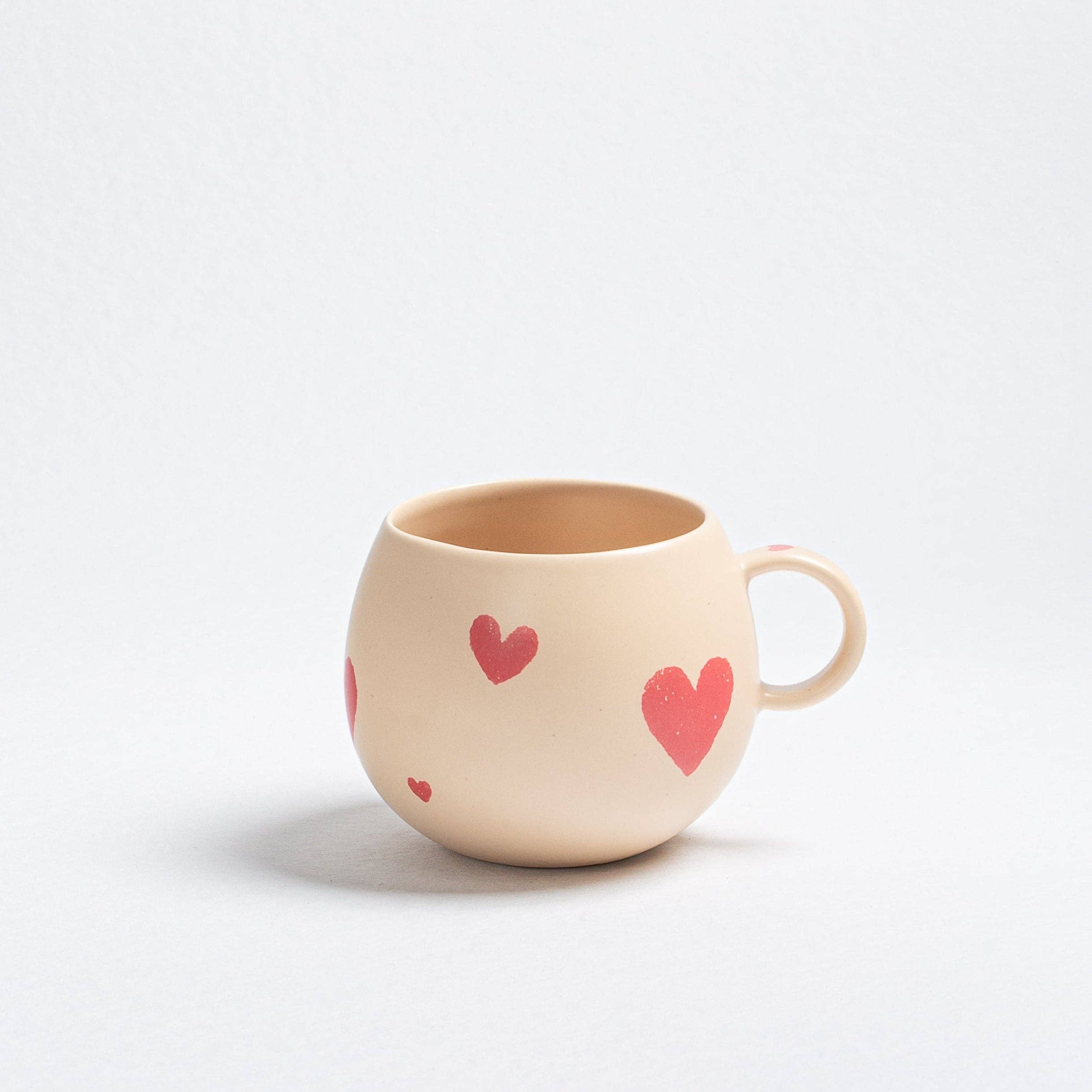 Cozy Hearts Steingut-Becher mit Kugelgriff 500 ml Limitierte Edition