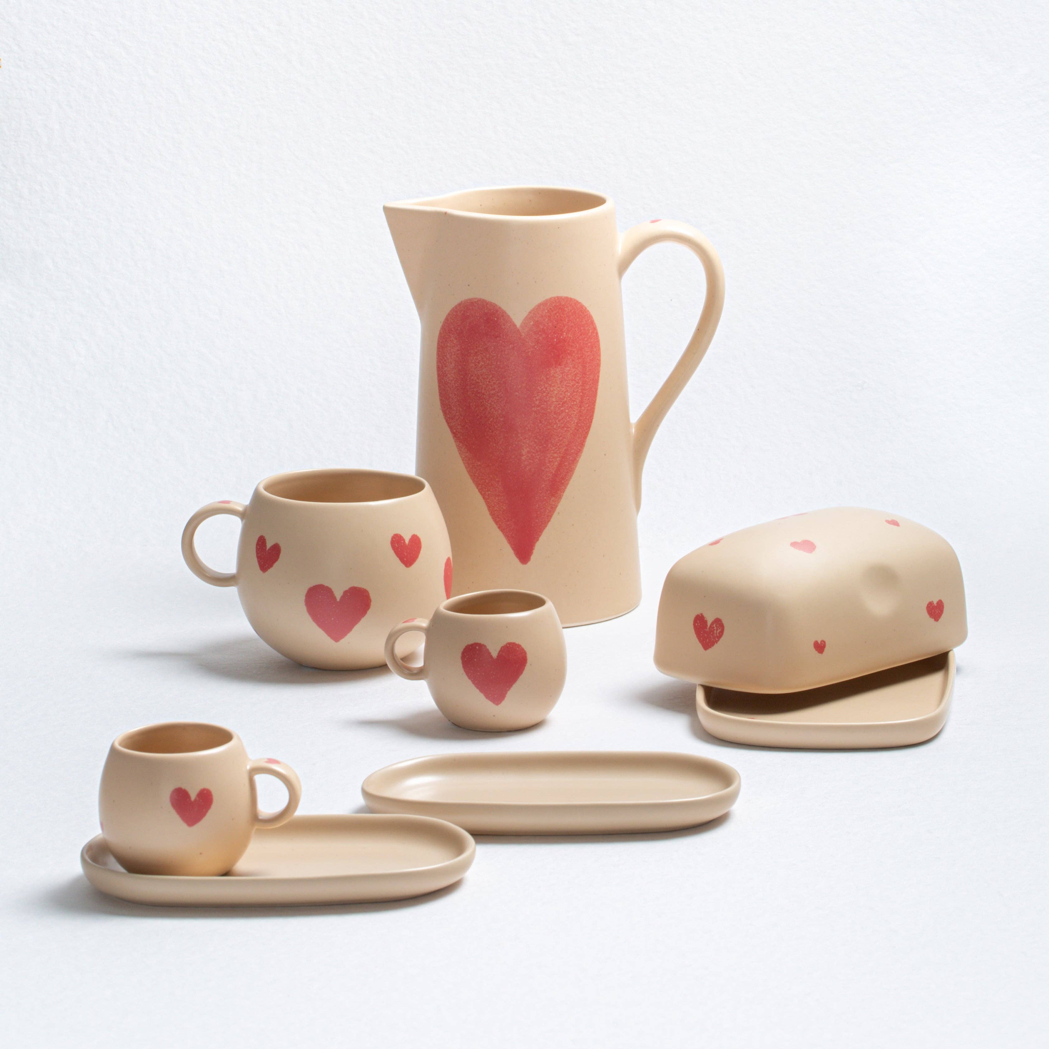 Cozy Hearts Steingut-Becher mit Kugelgriff 500 ml Limitierte Edition