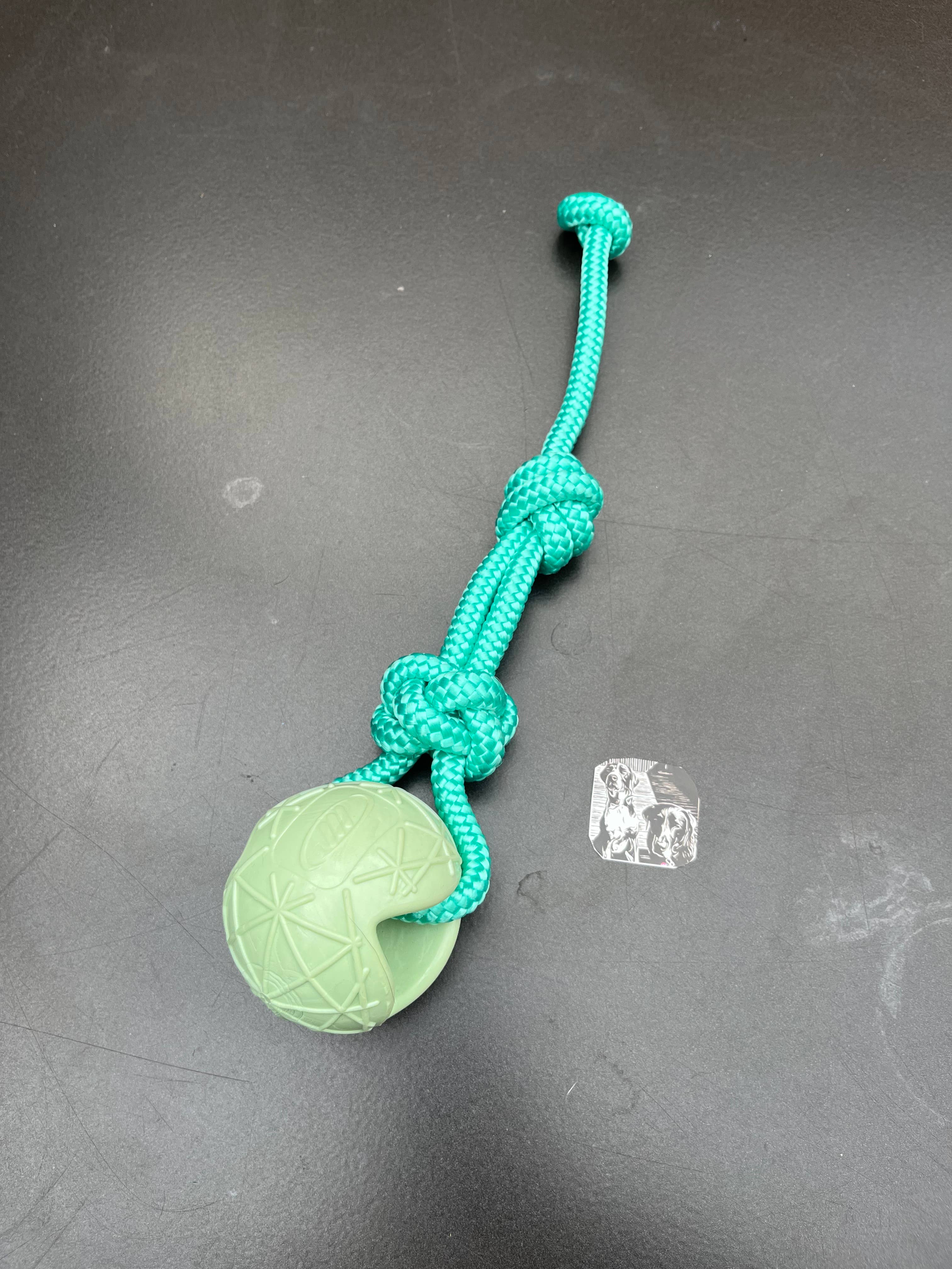 Wasserspielzeug als Wurfball oder rundem Seil klein
