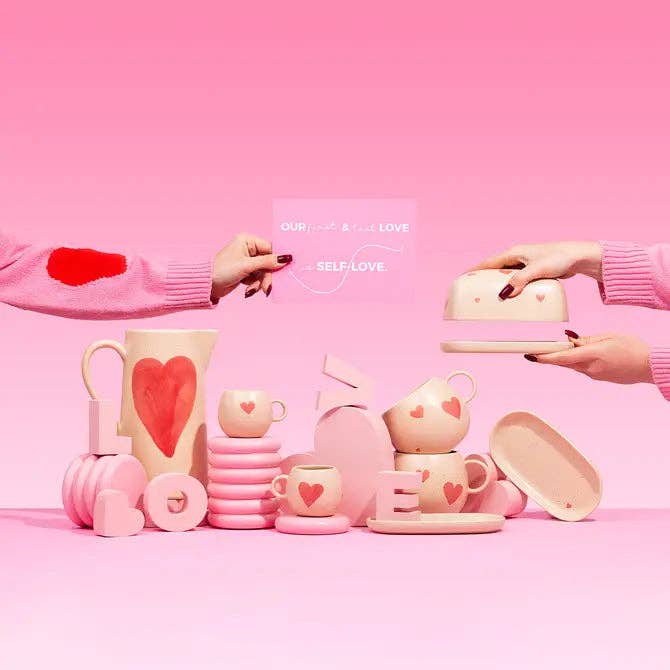 Cozy Hearts Steingut-Becher mit Kugelgriff 500 ml Limitierte Edition